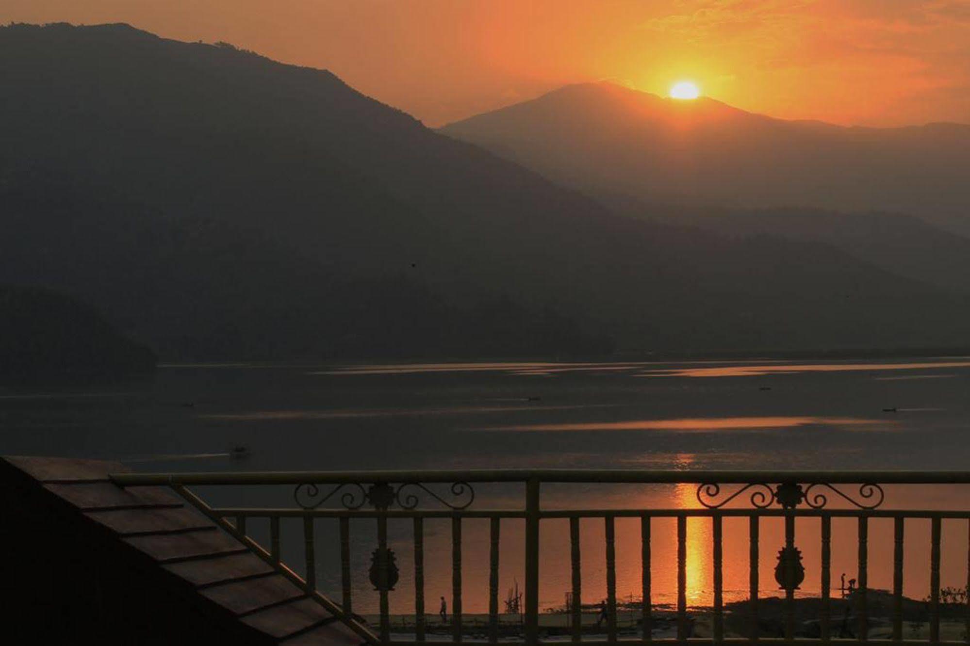 Golden Gate Hotel Pokhara Dış mekan fotoğraf