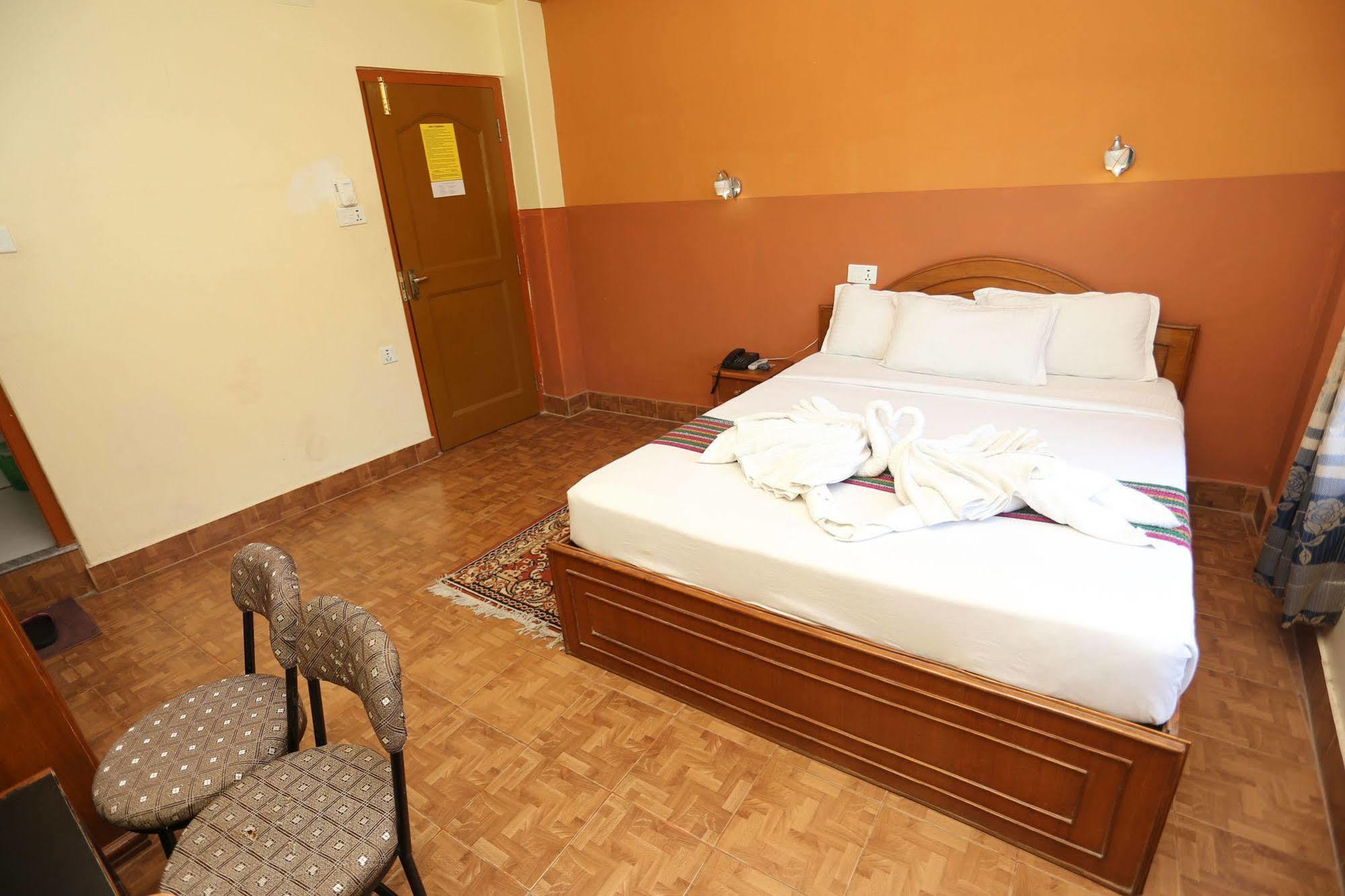 Golden Gate Hotel Pokhara Dış mekan fotoğraf