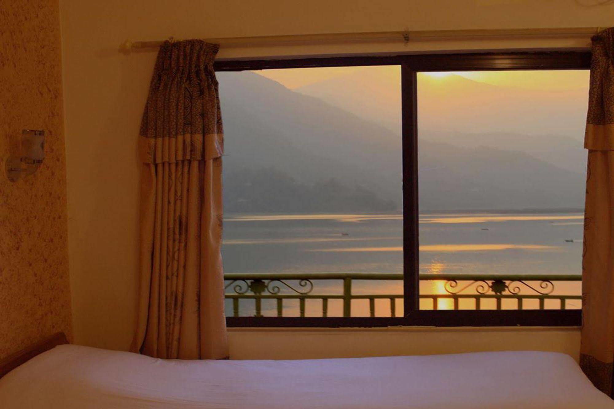 Golden Gate Hotel Pokhara Dış mekan fotoğraf