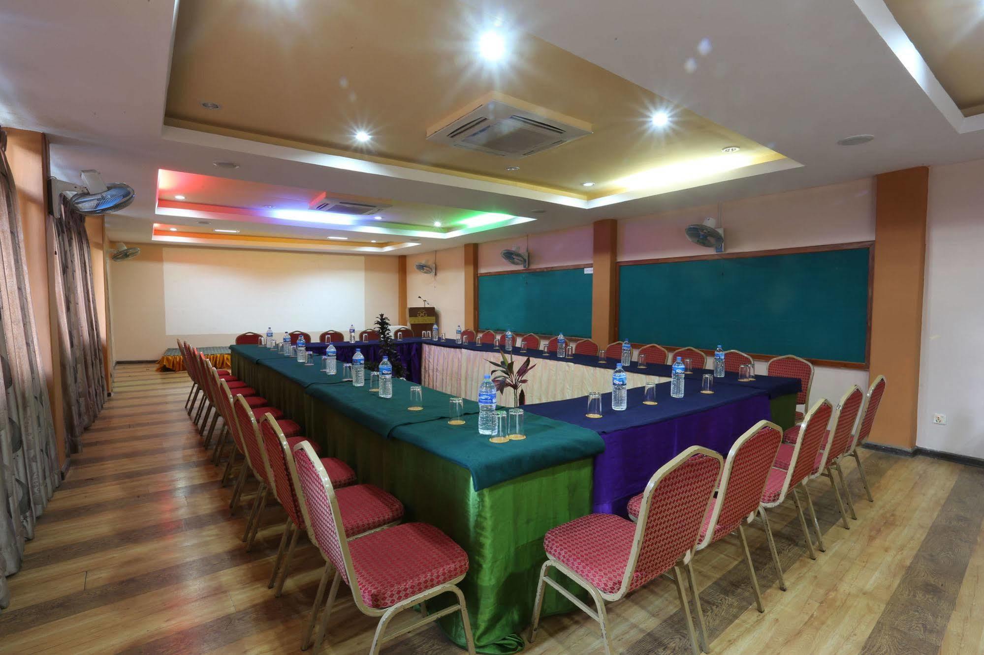 Golden Gate Hotel Pokhara Dış mekan fotoğraf