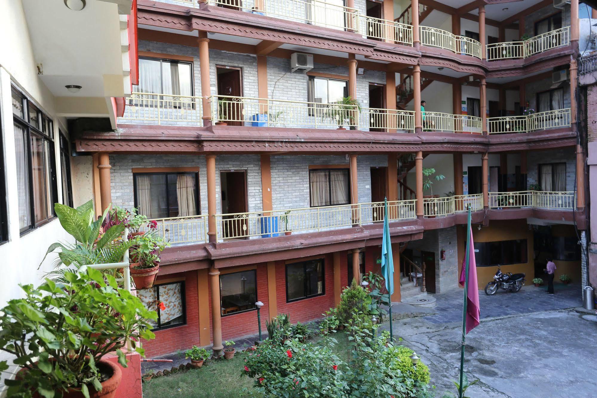 Golden Gate Hotel Pokhara Dış mekan fotoğraf